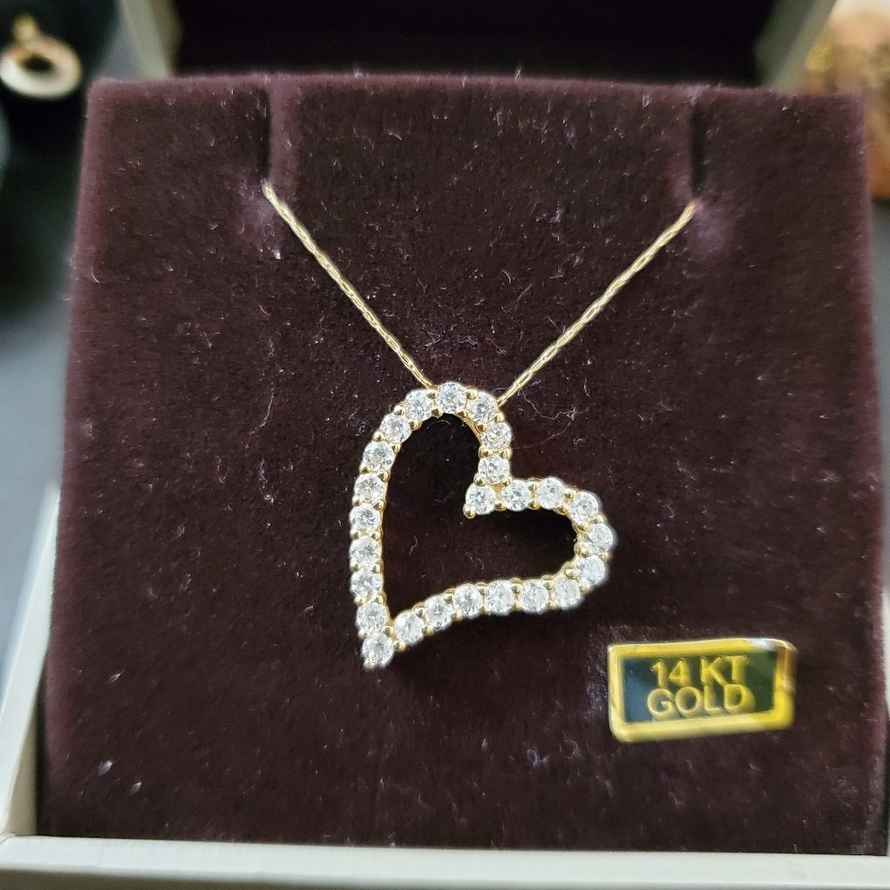 Watch Video / 14K Gold Heart Pendant Necklace